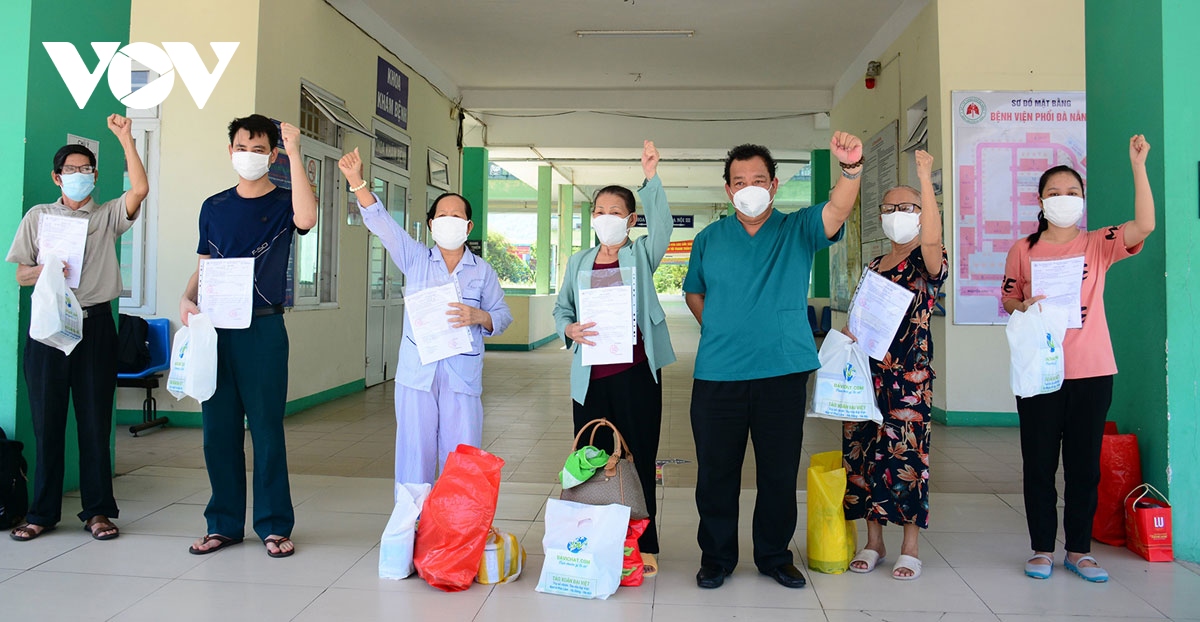 thêm 15 bệnh nhân khỏi covid-19 ở Đà nẵng ra viện hình ảnh 2 them 15 benh nhan khoi covid-19 o Da nang ra vien hinh anh 2