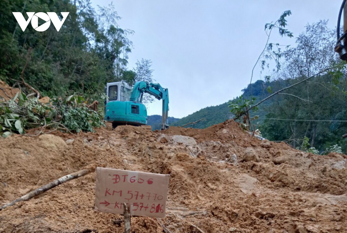 Sạt lở tắc đường lên các xã vùng cao huyện Tây Giang