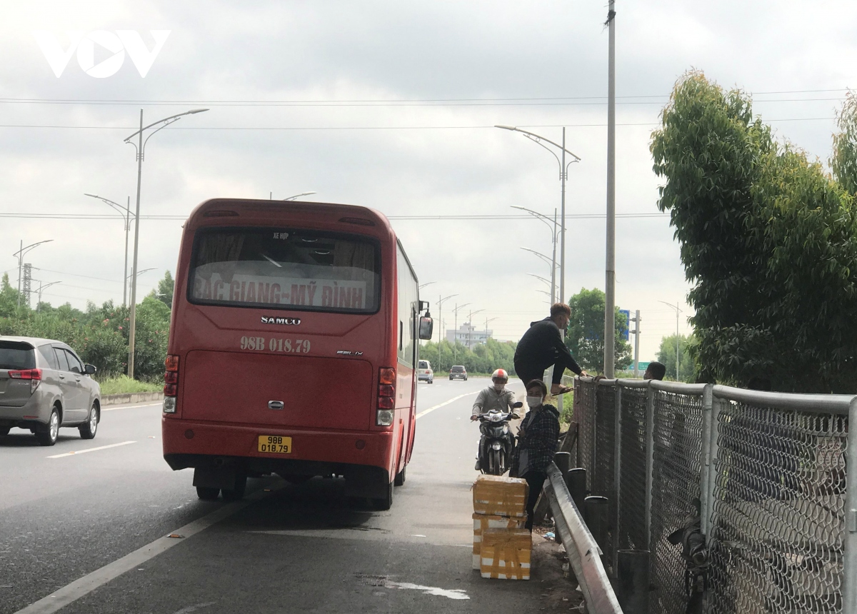 tai dien don tra khach tren duong cao toc ha noi - bac giang hinh anh 2