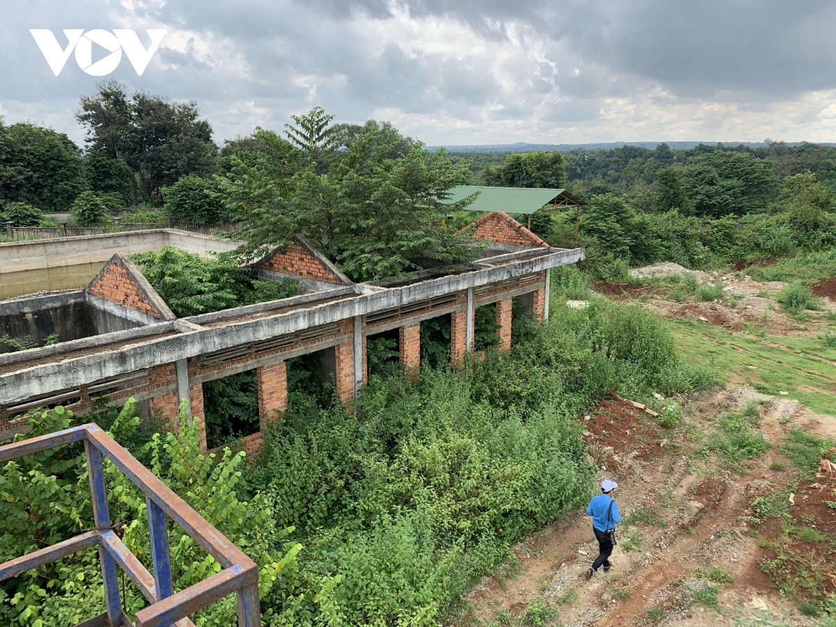 Ảnh: Khu xử lý nước thải hàng chục tỷ chỉ còn là đống hoang tàn, ô nhiễm tràn lan