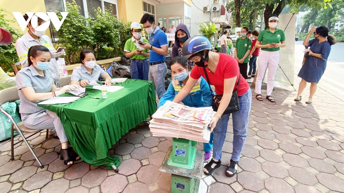 ha noi van dong nguoi dan doi rac lay qua hinh anh 1