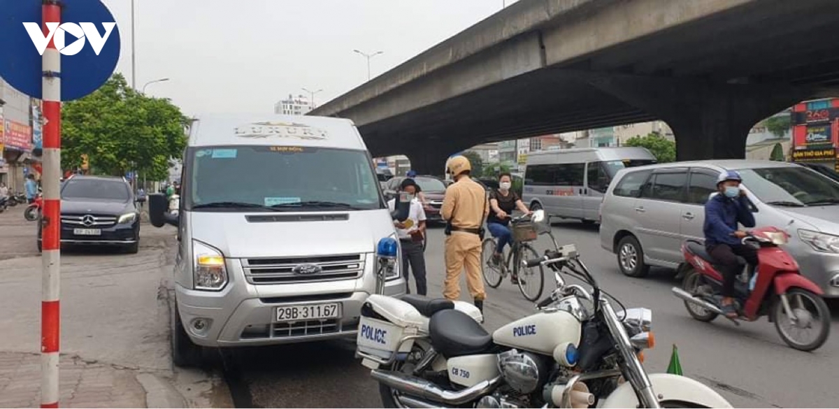 Xử phạt hàng loạt xe khách “vô tư” đón trả khách ở Hà Nội