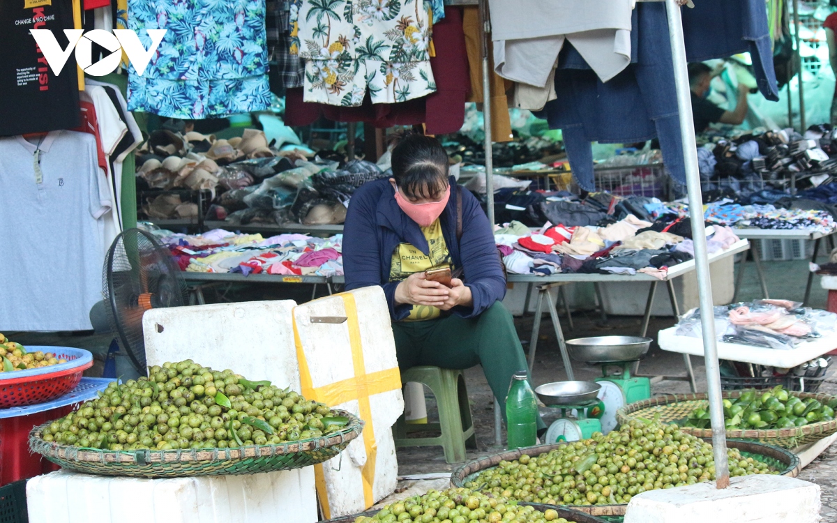 Anh nguoi ha noi deo khau trang di cho tuan thu phong chong covid-19 hinh anh 10