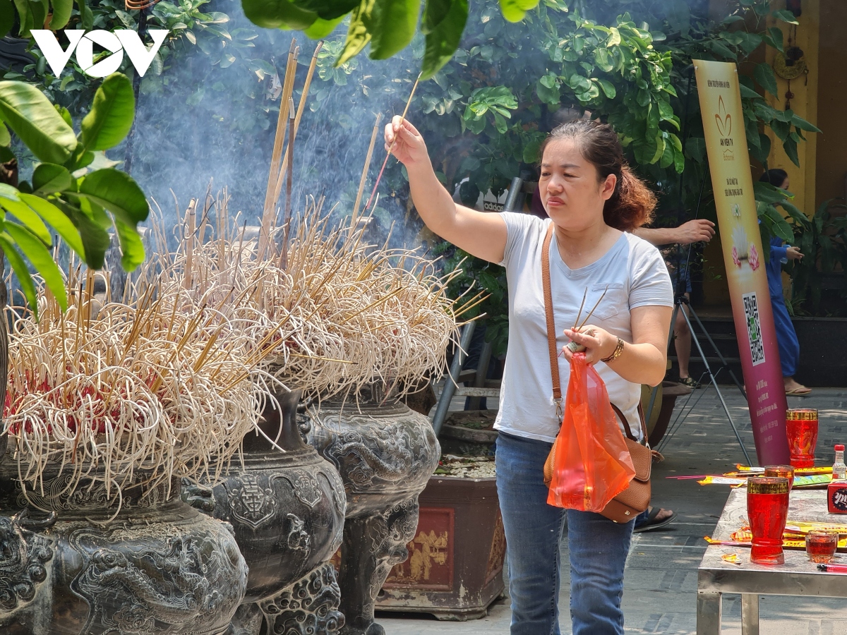 chua chien o ha noi vang ve, lac dac nguoi dan di le trong ngay ram thang 7 hinh anh 5