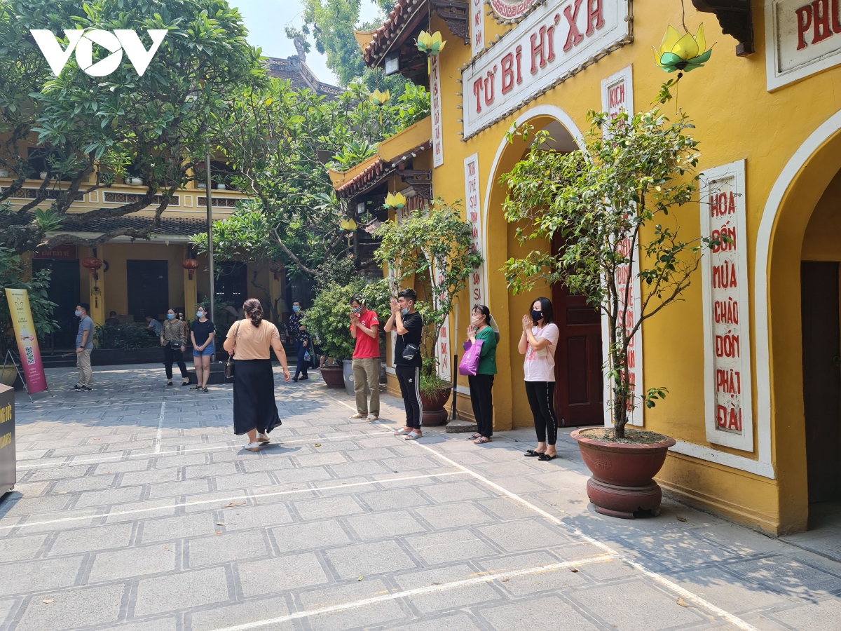 chua chien o ha noi vang ve, lac dac nguoi dan di le trong ngay ram thang 7 hinh anh 2