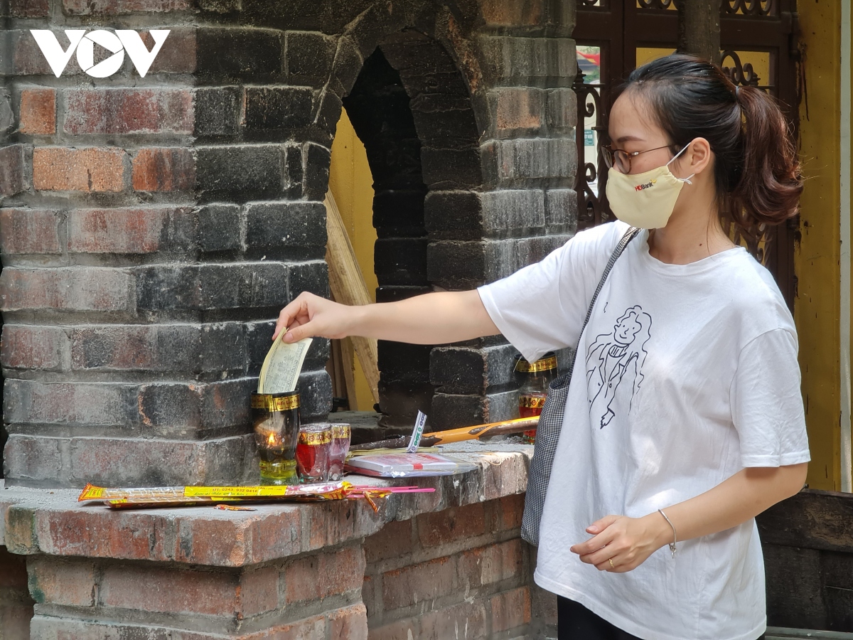 chua chien o ha noi vang ve, lac dac nguoi dan di le trong ngay ram thang 7 hinh anh 6