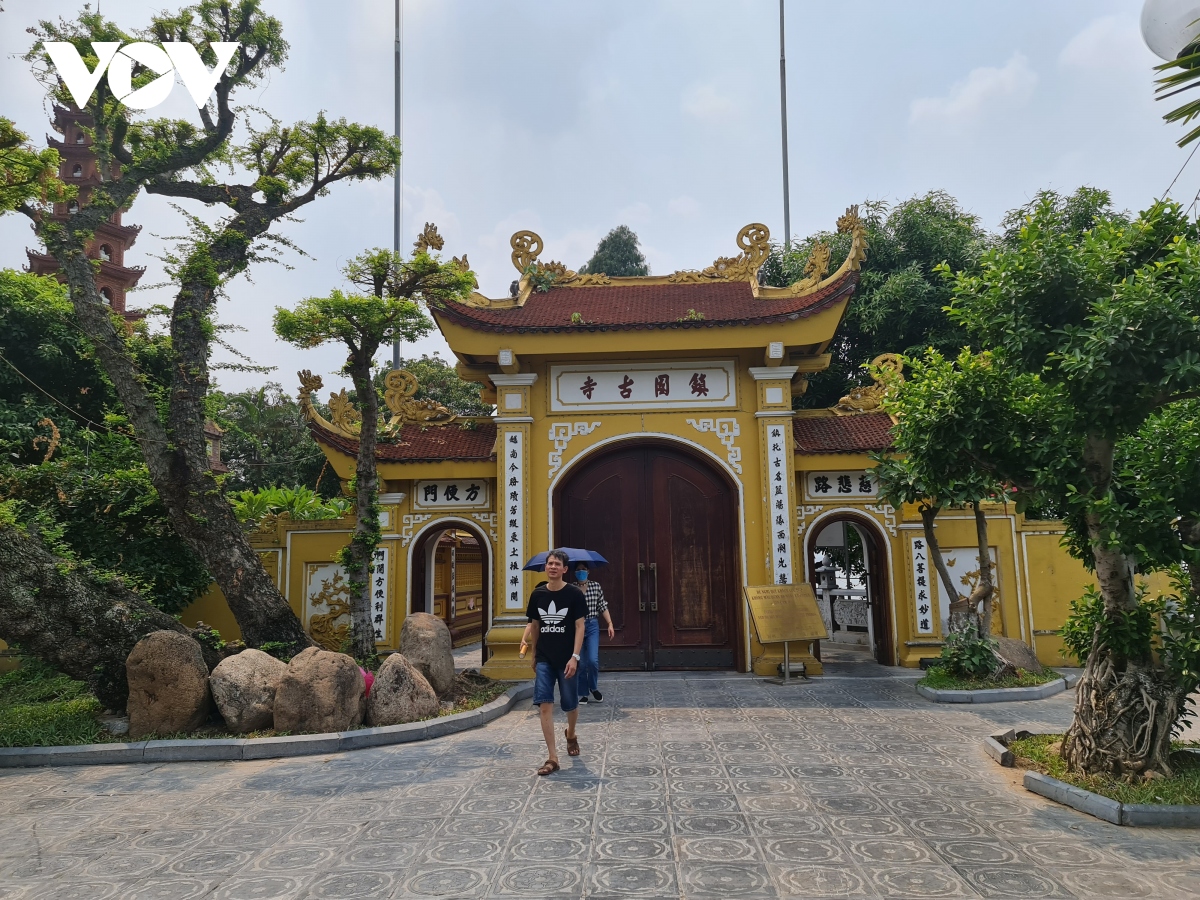 chua chien o ha noi vang ve, lac dac nguoi dan di le trong ngay ram thang 7 hinh anh 8