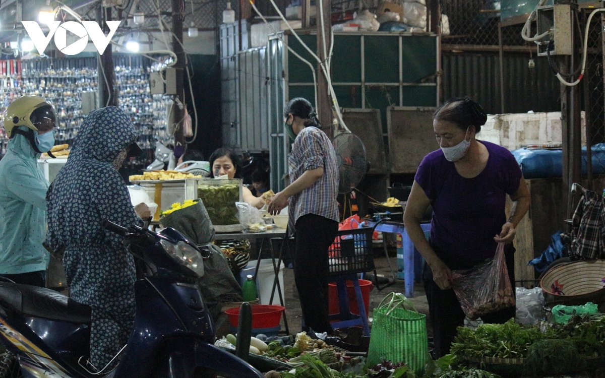 Anh nguoi ha noi deo khau trang di cho tuan thu phong chong covid-19 hinh anh 3