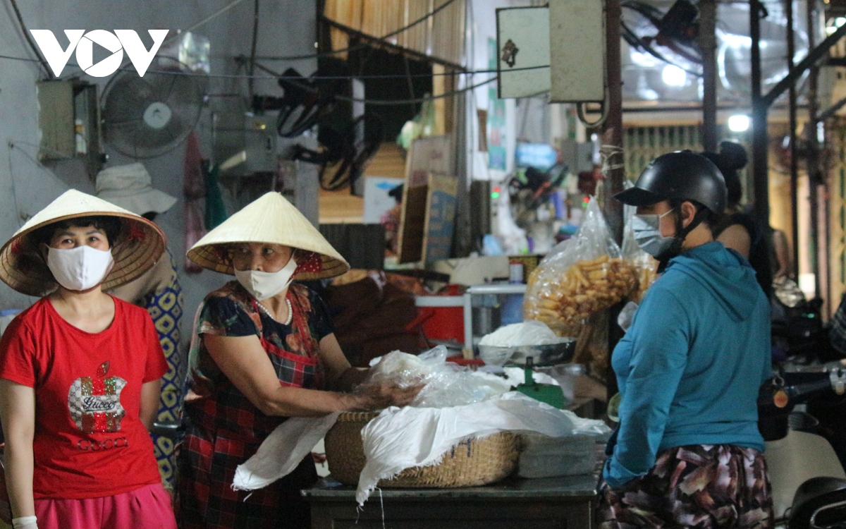 Anh nguoi ha noi deo khau trang di cho tuan thu phong chong covid-19 hinh anh 5