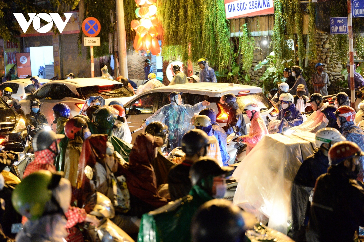 nguoi dan ha noi nhich tung cm tren duong pho trong con mua luc tan tam hinh anh 12