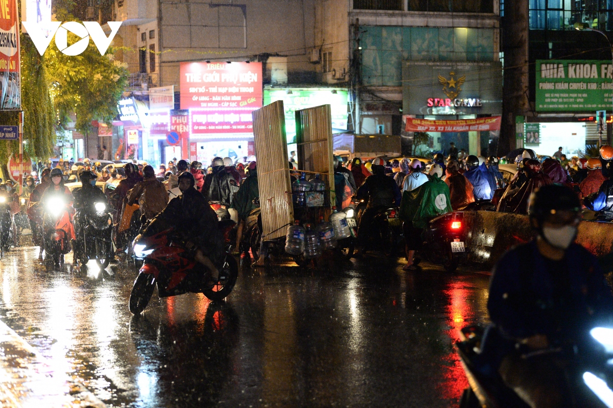 nguoi dan ha noi nhich tung cm tren duong pho trong con mua luc tan tam hinh anh 14