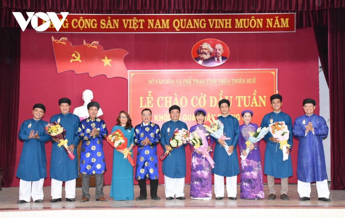 nam can bo, cong chuc so vh-tt hue mac ao dai di lam van chua co su dong thuan hinh anh 3