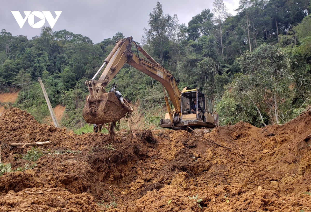 Đường lên 4 xã vùng biên giới Tây Giang bị sạt lở nghiêm trọng