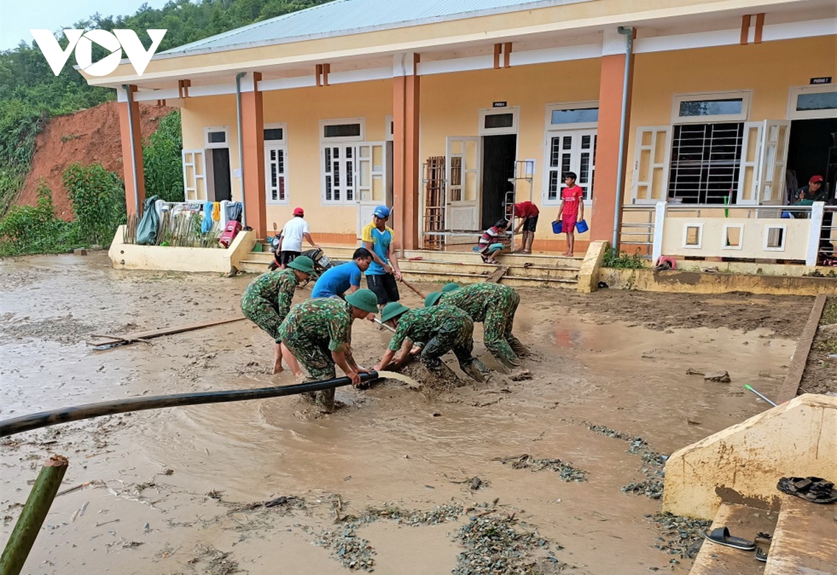 biên phòng bám bản giúp người dân tây giang khắc phục hậu quả mưa lũ hình ảnh 4 bien phong bam ban giup nguoi dan tay giang khac phuc hau qua mua lu hinh anh 4