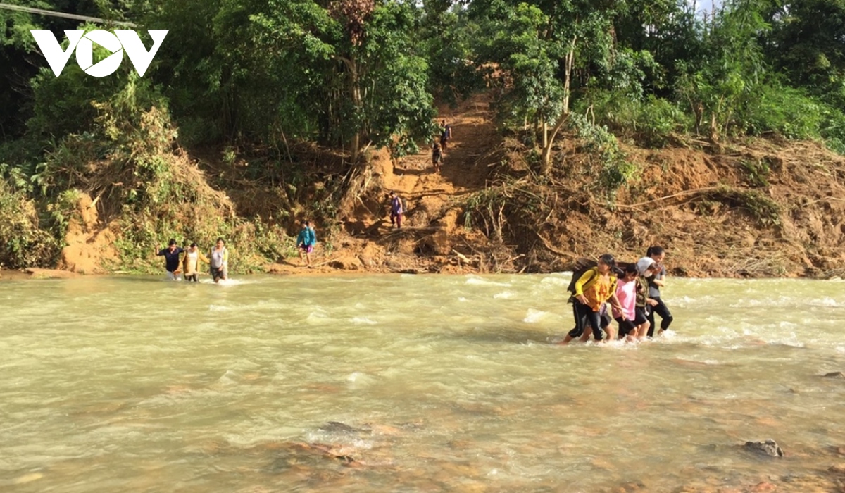 hoc sinh vung cao, loi song den truong mua lu hinh anh 1