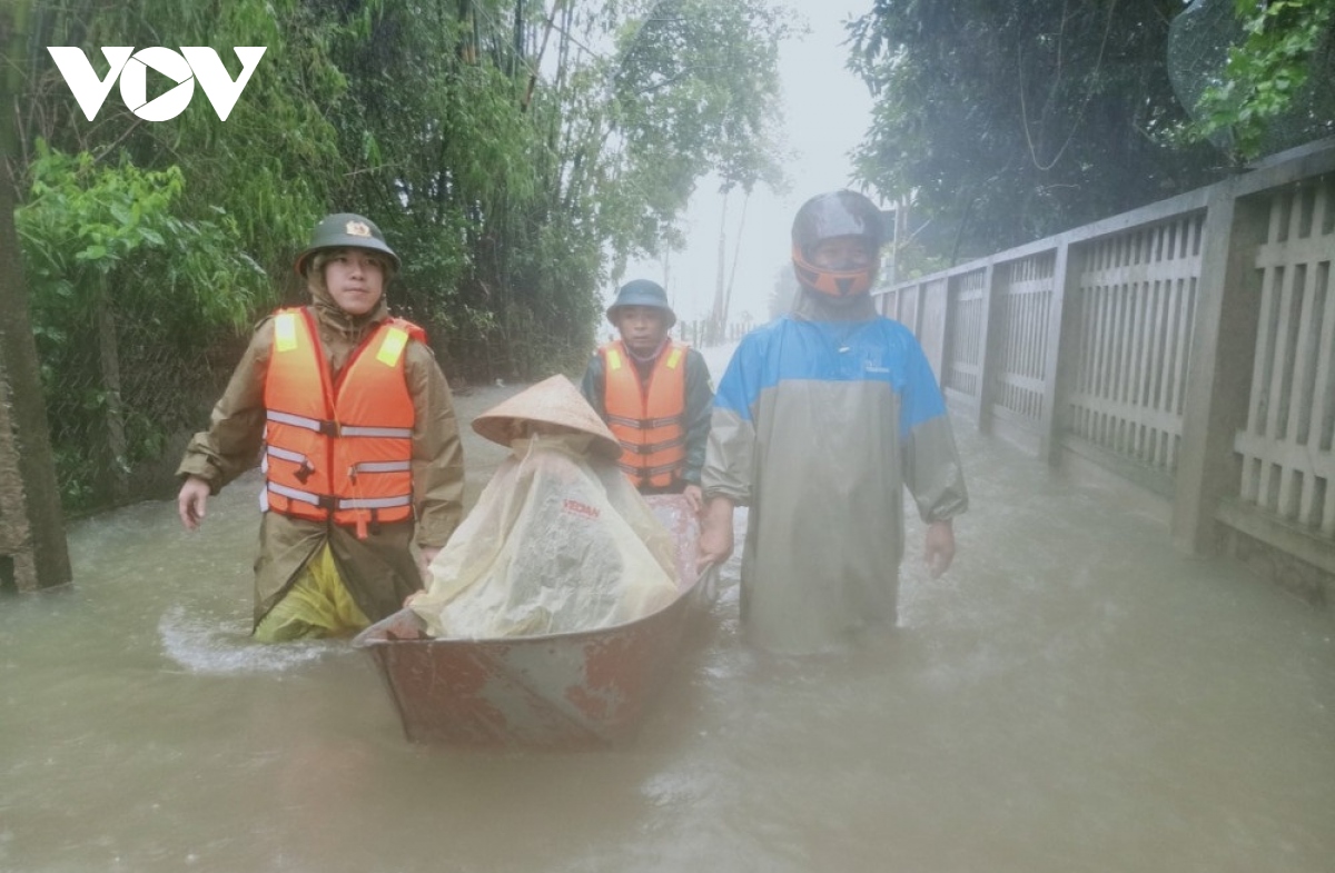 cong an ha tinh dam minh trong mua lu cong dan di so tan hinh anh 1