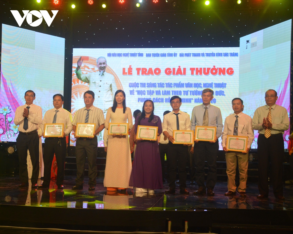 trao giai tac pham vhnt ve hoc tap va lam theo tu tuong, dao duc, phong cach ho chi minh hinh anh 1