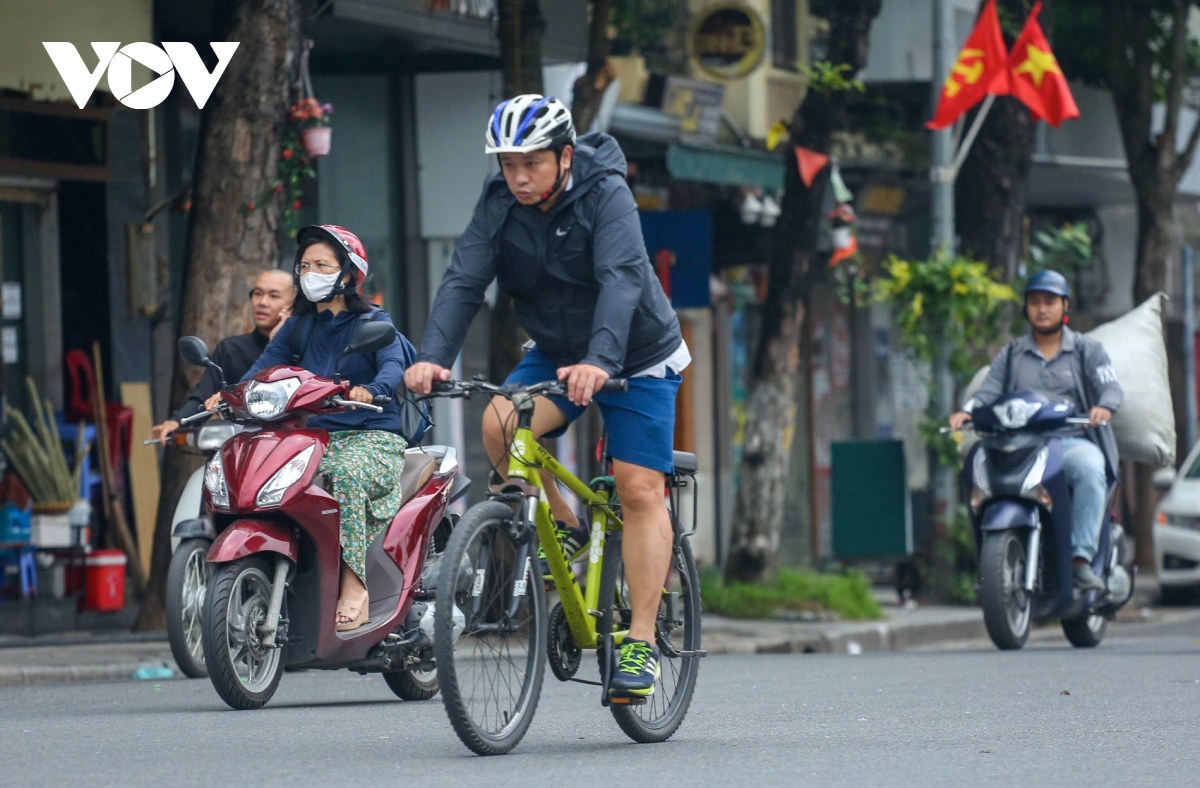 nguoi ha noi mac them ao am xuong pho khi tiet troi tro lanh hinh anh 6