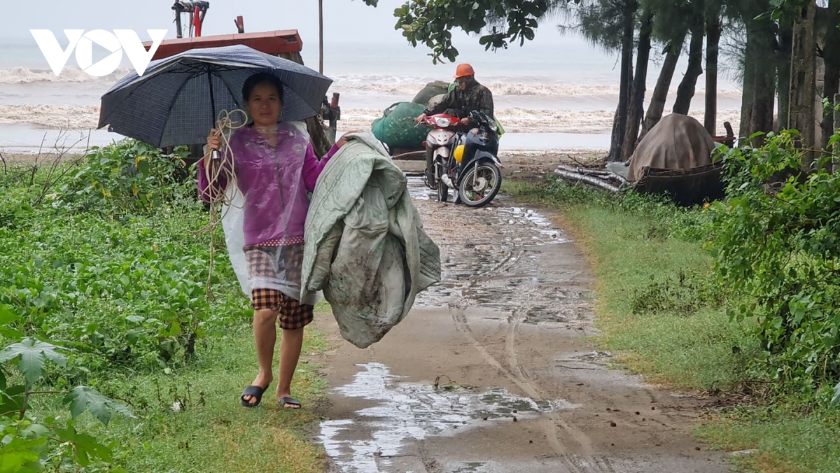 nguoi dan nghe an hoi ha chang chong nha cua, neo dau tau thuyen don bao so 7 hinh anh 4