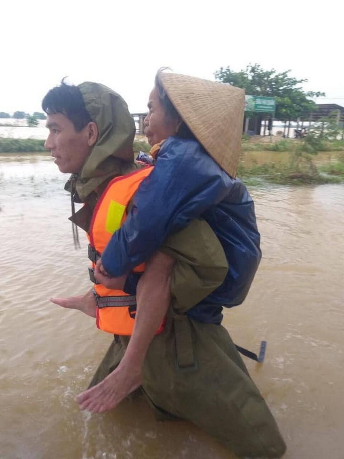 quang tri tiep tuc di chuyen nguoi dan o vung ngap lut den noi an toan hinh anh 2