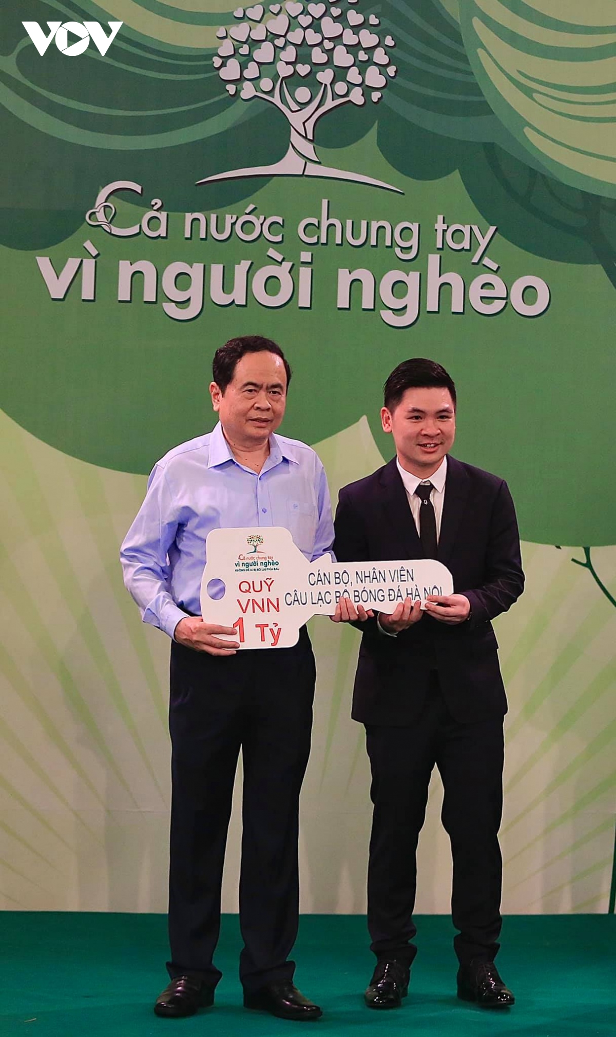 ha noi fc ung ho 1 ty dong cho quy vi nguoi ngheo hinh anh 2