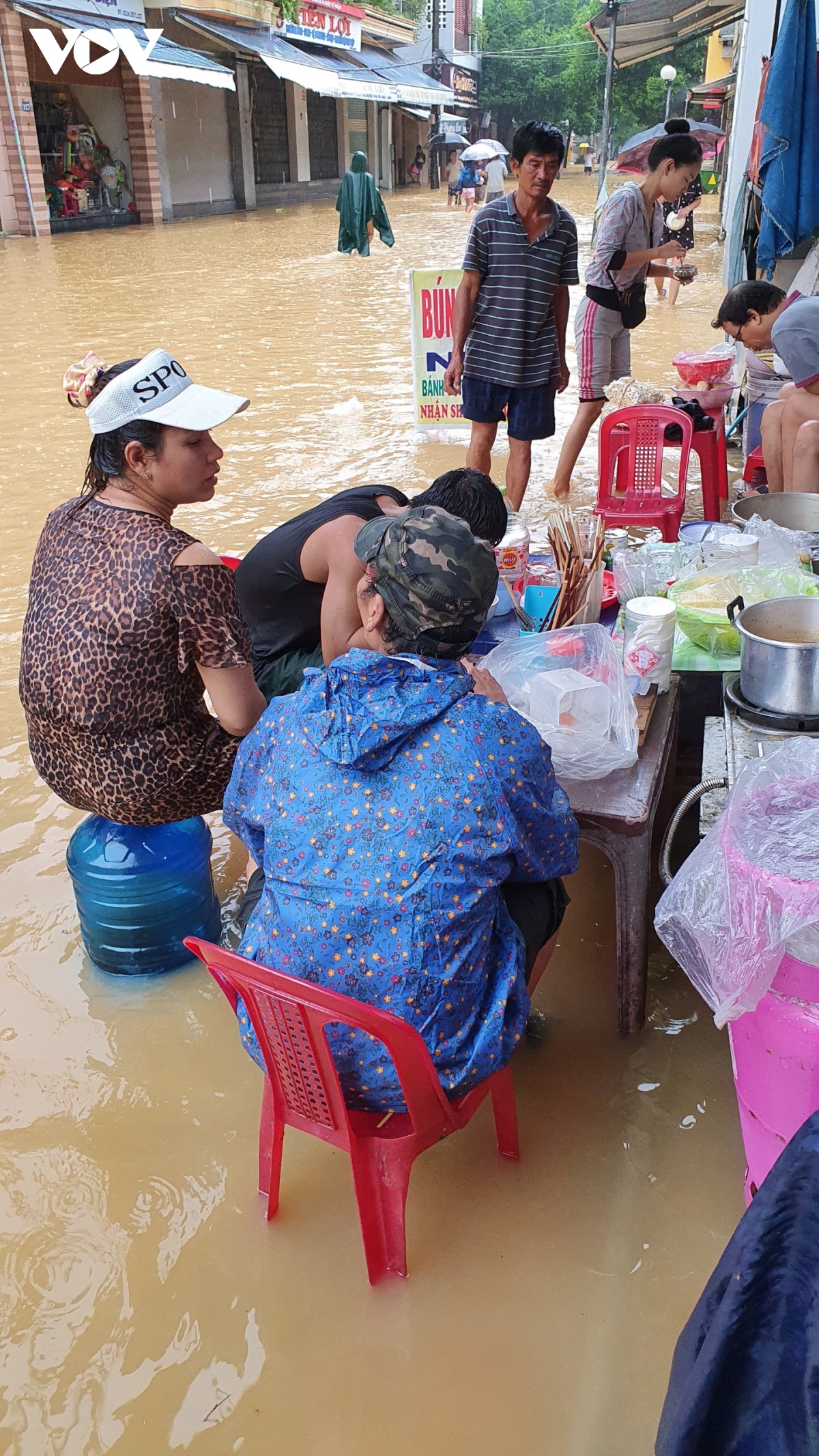 thanh pho hue ngap trong nuoc lu, nguoi dan di lai bang thuyen hinh anh 5