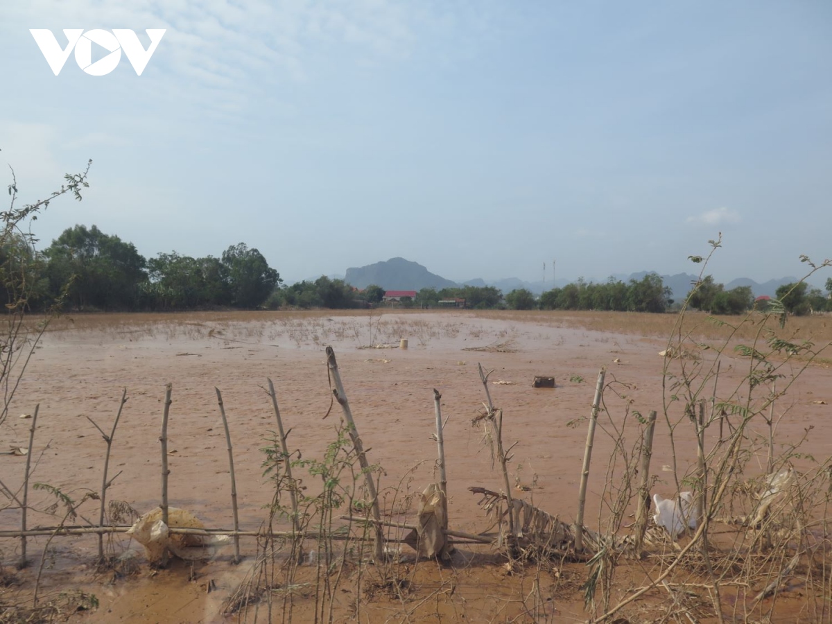 hinh anh thu tuong an can tham hoi, dong vien dong bao vung lu quang binh hinh anh 3