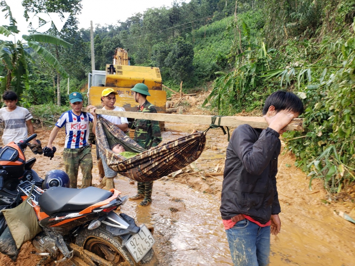 Anh hien truong cuu ho nan nhan vu sat lo dat o tra leng, nam tra my hinh anh 13