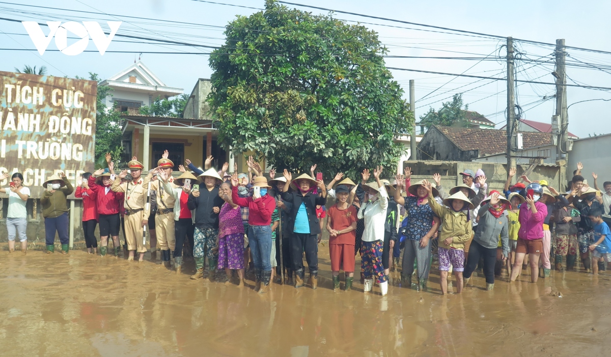 hinh anh thu tuong an can tham hoi, dong vien dong bao vung lu quang binh hinh anh 2