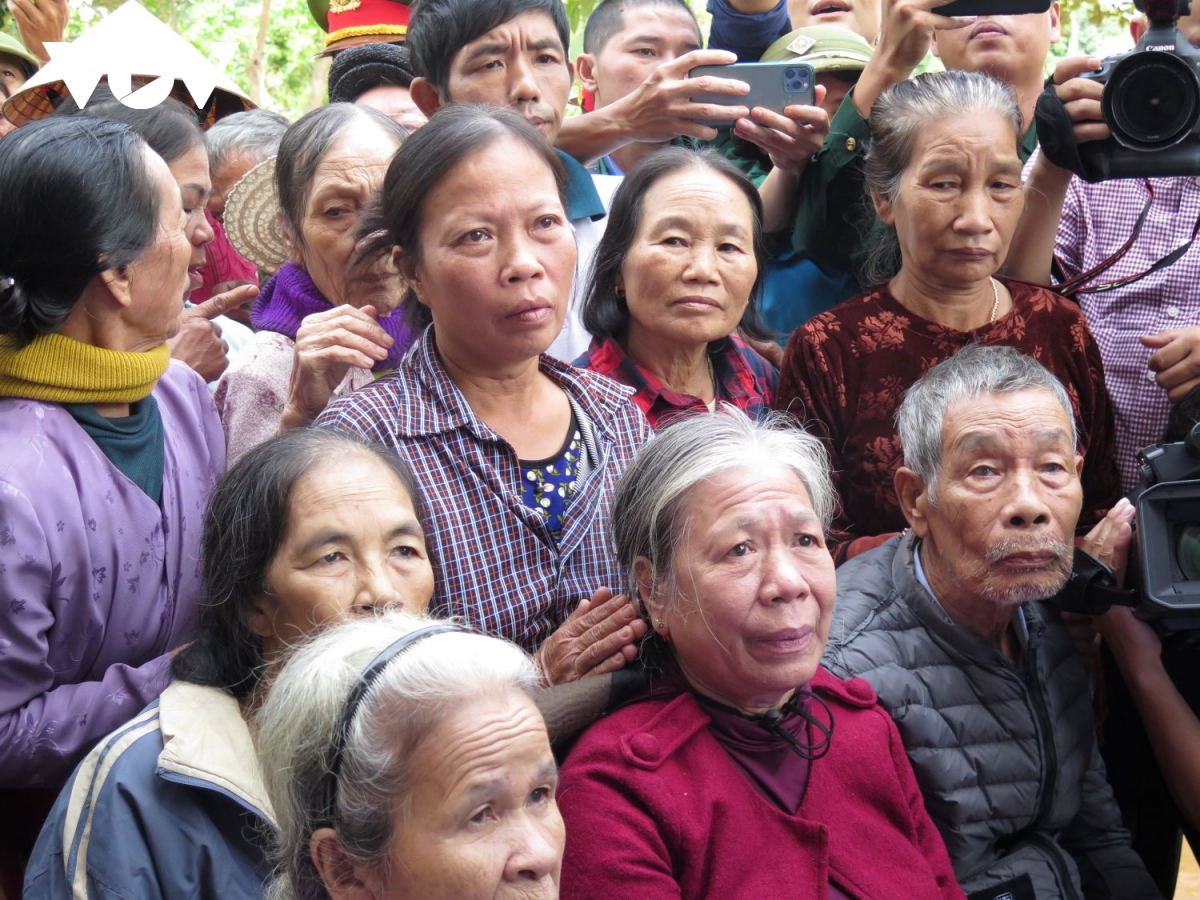 hinh anh thu tuong an can tham hoi, dong vien dong bao vung lu quang binh hinh anh 1