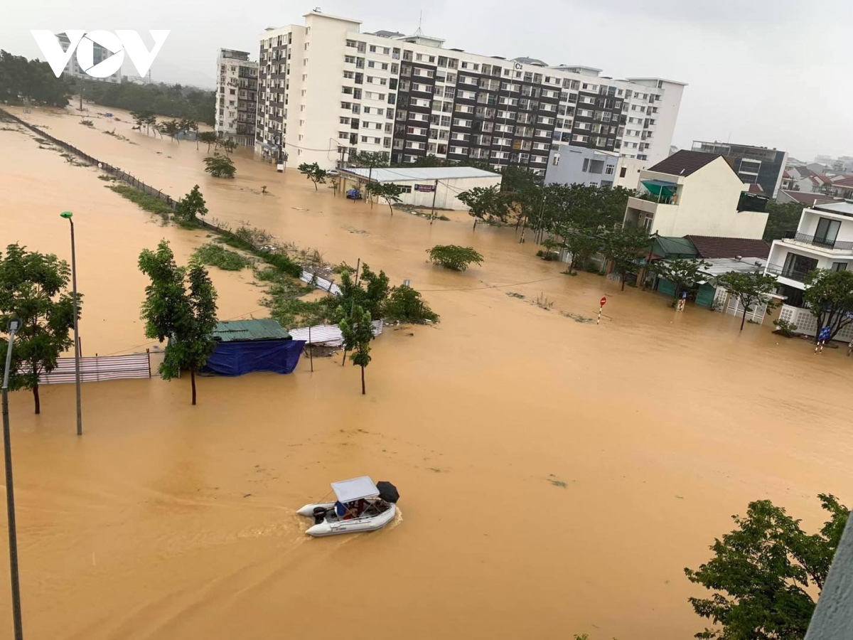 thanh pho hue ngap trong nuoc lu, nguoi dan di lai bang thuyen hinh anh 9