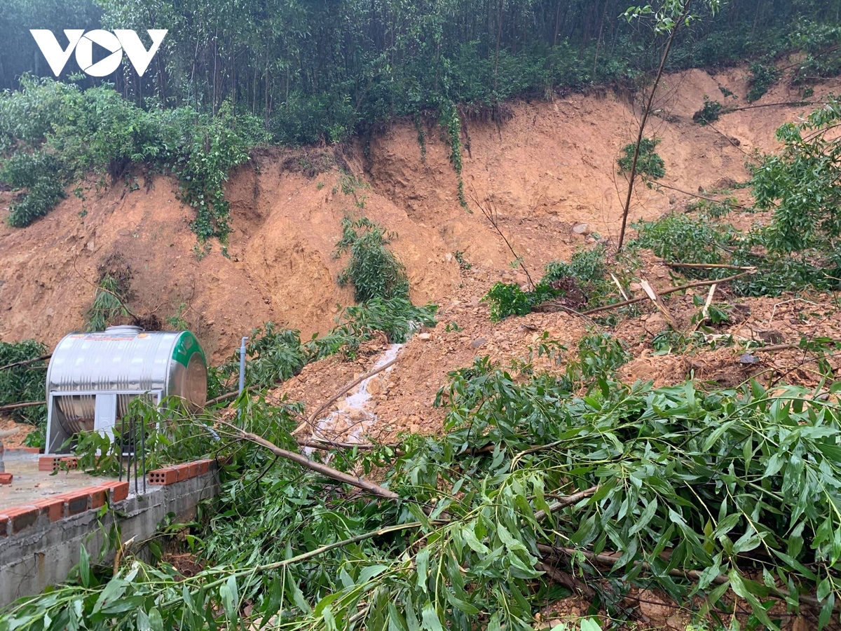 sat lo nui, quang binh di doi khan cap nhieu ho dan hinh anh 2