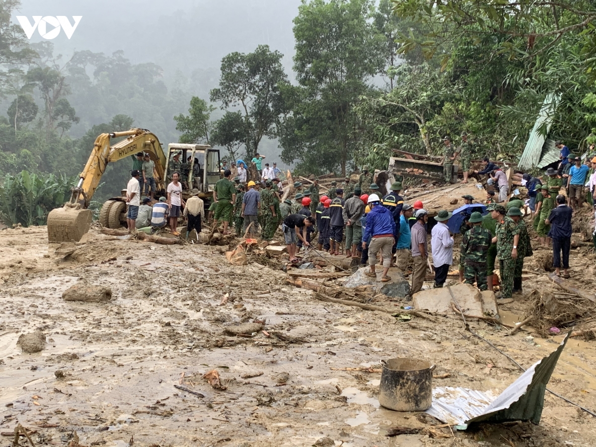mua lu, sat lo dat o quang nam da lam 44 nguoi chet va mat tich hinh anh 59