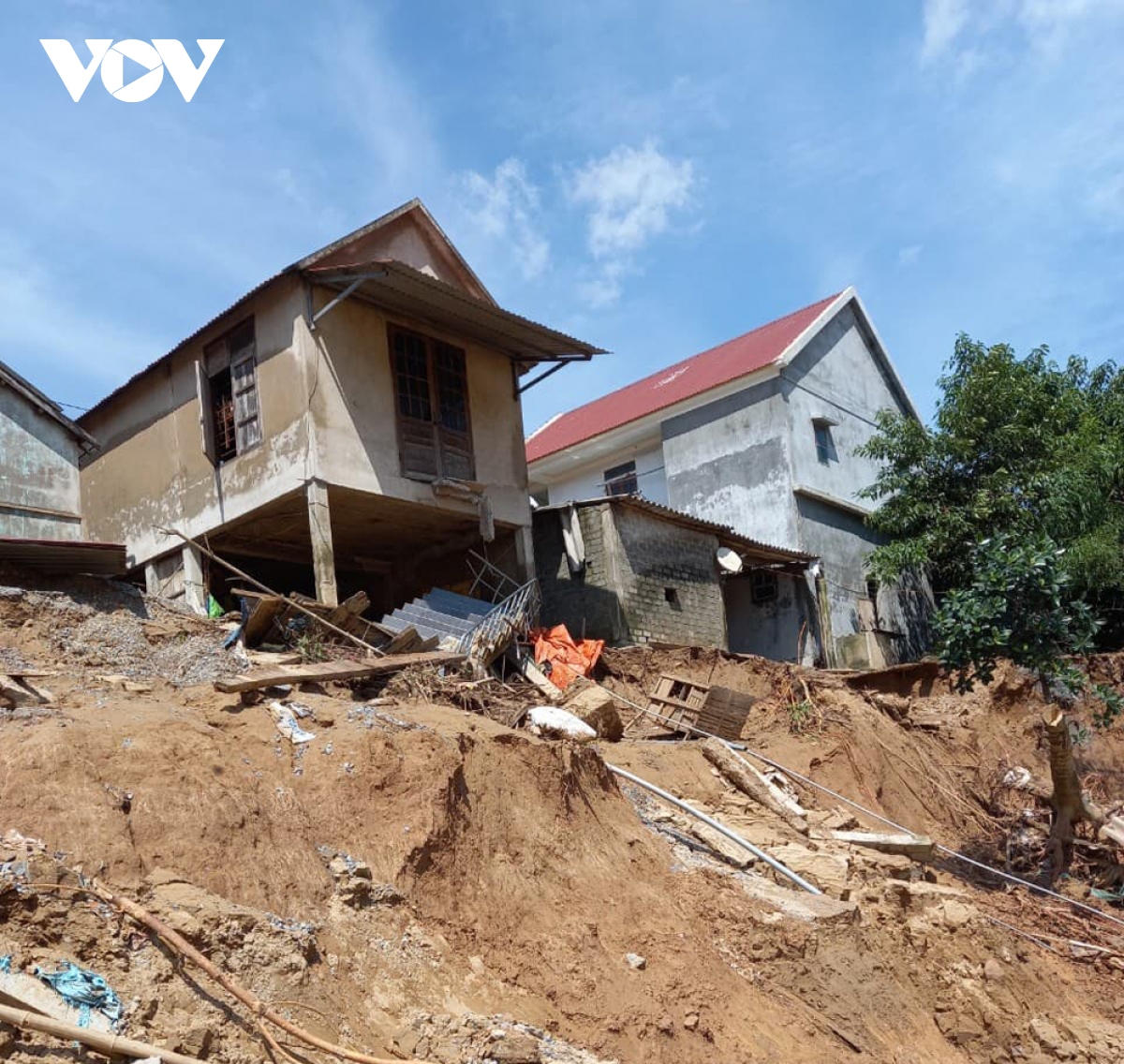 sat lo nui, quang binh di doi khan cap nhieu ho dan hinh anh 4