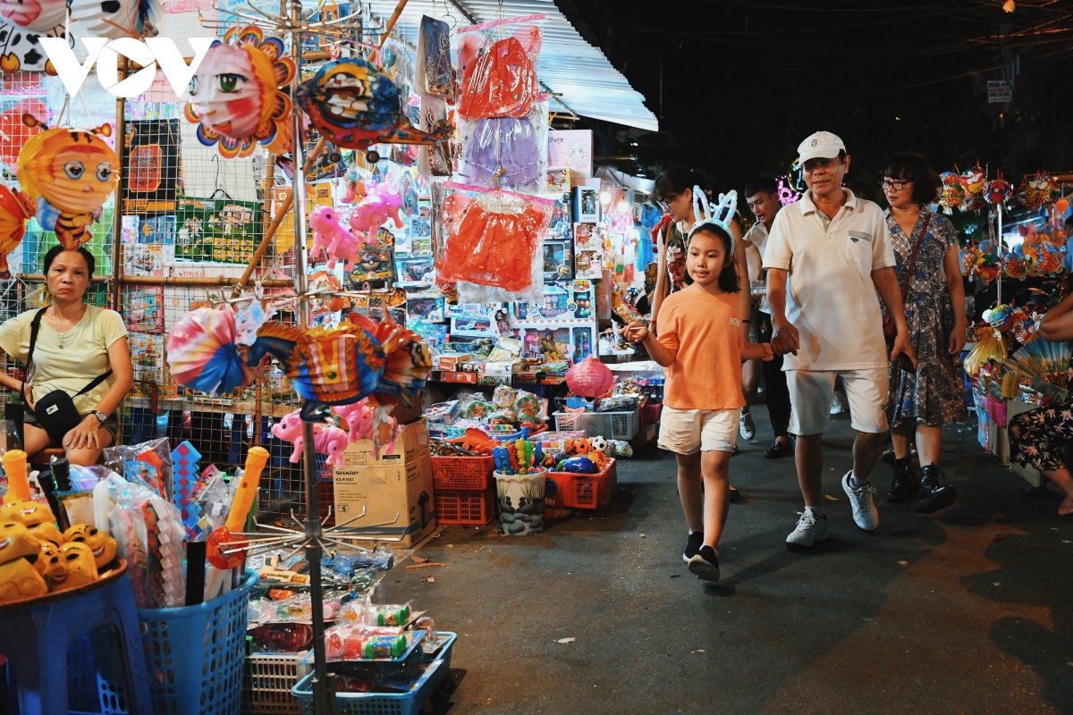 nguoi dan ha noi no nuc len pho co, vui don tet trung thu hinh anh 4