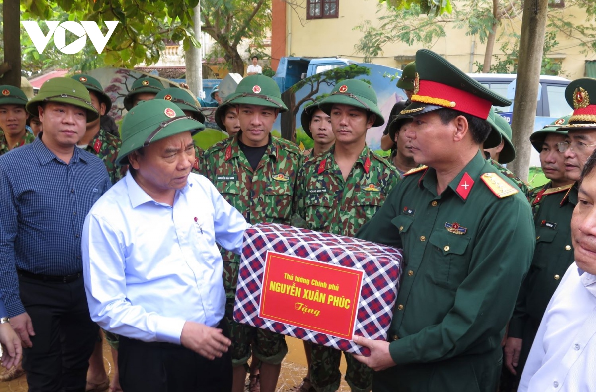 hinh anh thu tuong an can tham hoi, dong vien dong bao vung lu quang binh hinh anh 12