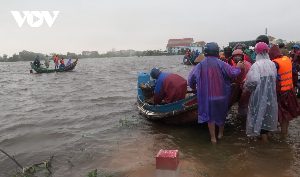 nguoi dan xa hung thuy, huyen le thuy giup nhau chay lu hinh anh 5