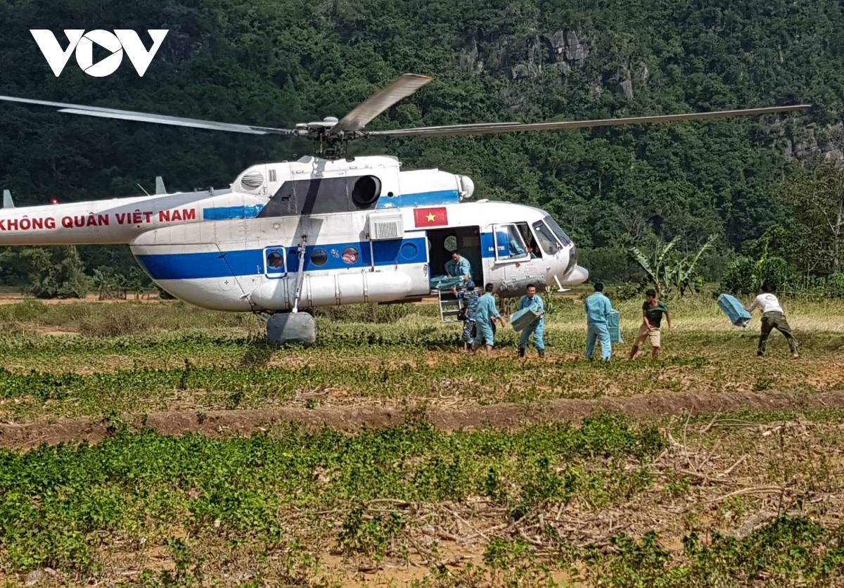 Máy bay trực thăng chuyển hàng hóa cứu trợ xã bị cô lập do mưa lũ ...
