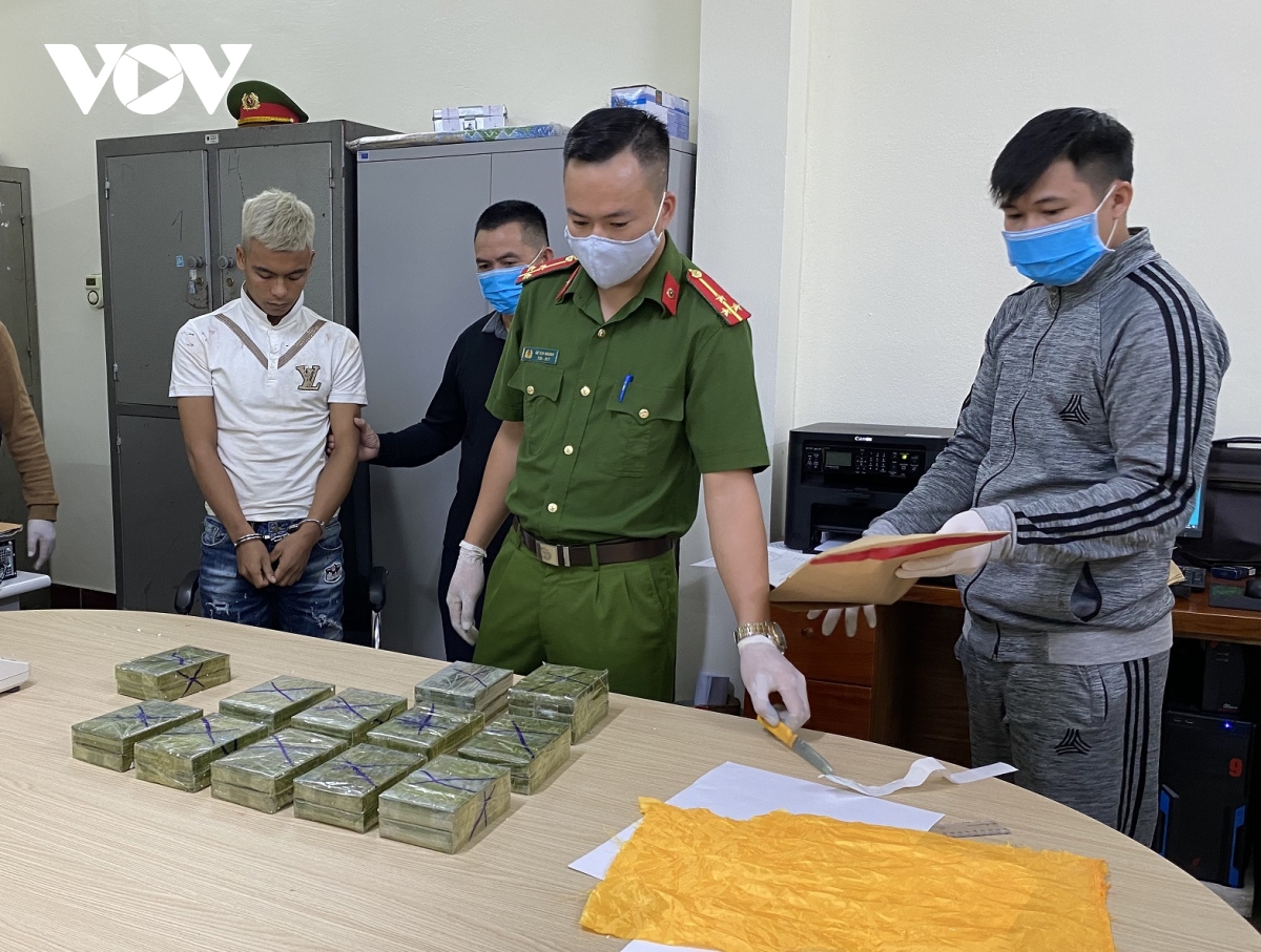 cao bang bat giu doi tuong van chuyen 25 banh heroin hinh anh 1