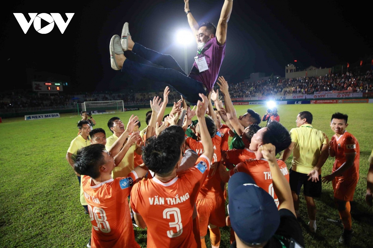 san quy nhon bung no cam xuc trong ngay binh Dinh tro lai voi v-league hinh anh 8