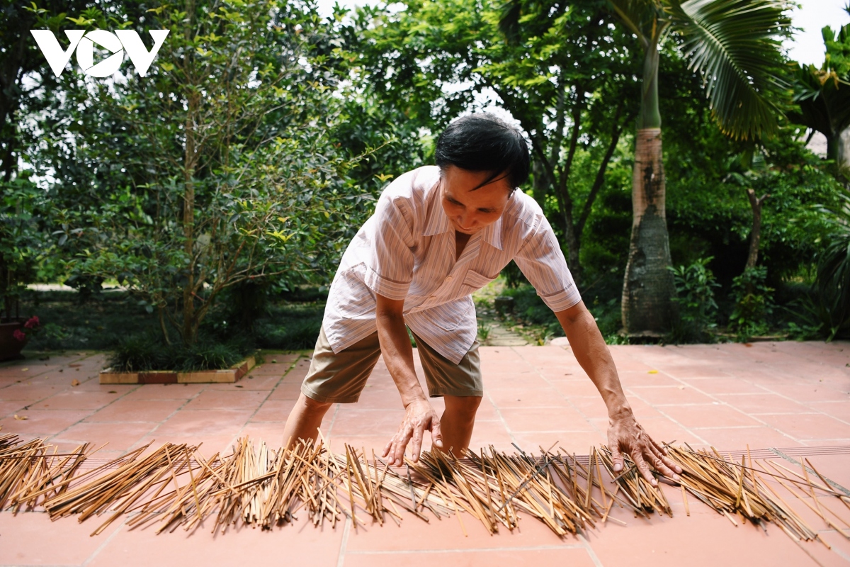 hoc nghe nhan Do van ky cach lam den cu choi trung thu hinh anh 5