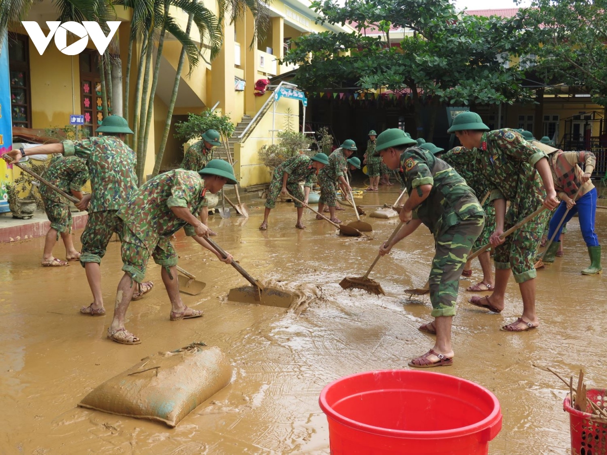 hinh anh thu tuong an can tham hoi, dong vien dong bao vung lu quang binh hinh anh 7