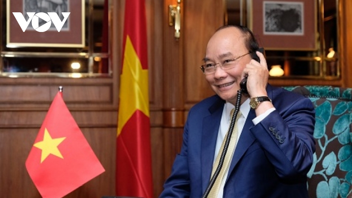 PM Phuc invites Japanese counterpart to visit Vietnam soon