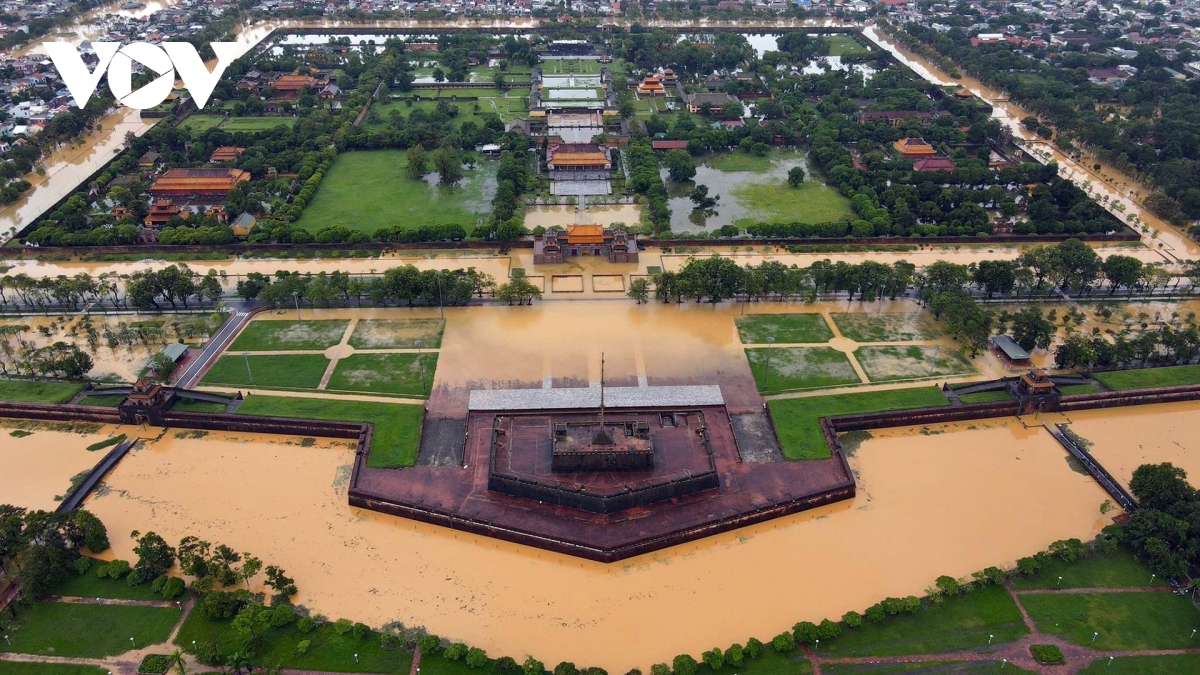 Toàn cảnh thành phố Huế ngập trong nước lũ nhìn từ trên cao | VOV.VN