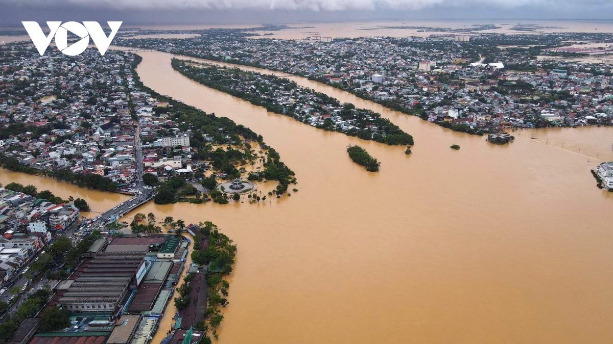 Toàn cảnh thành phố Huế ngập trong nước lũ nhìn từ trên cao | VOV.VN