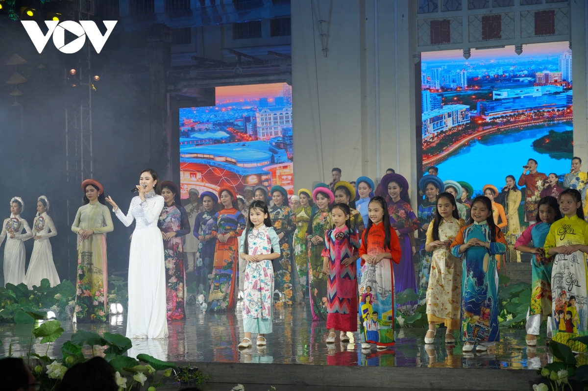 chiem nguong hang tram ta ao dai thuot tha tai le hoi Ao dai tp.hcm 2020 hinh anh 1