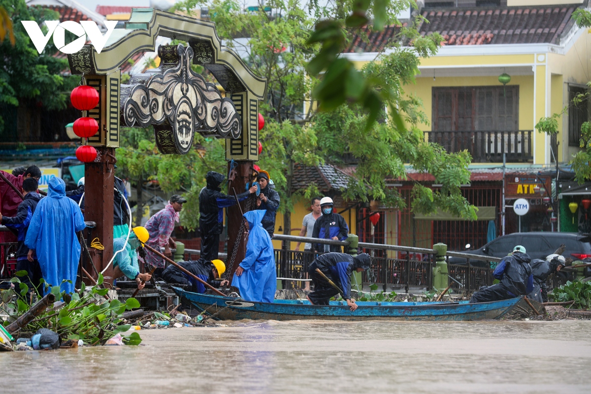 Anh nuoc song hoai dang cao khi lu tran ve, pho co hoi an bi ngap sau hinh anh 11