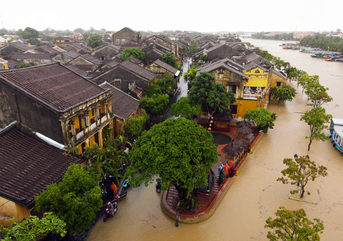 Anh nuoc song hoai dang cao khi lu tran ve, pho co hoi an bi ngap sau hinh anh 13