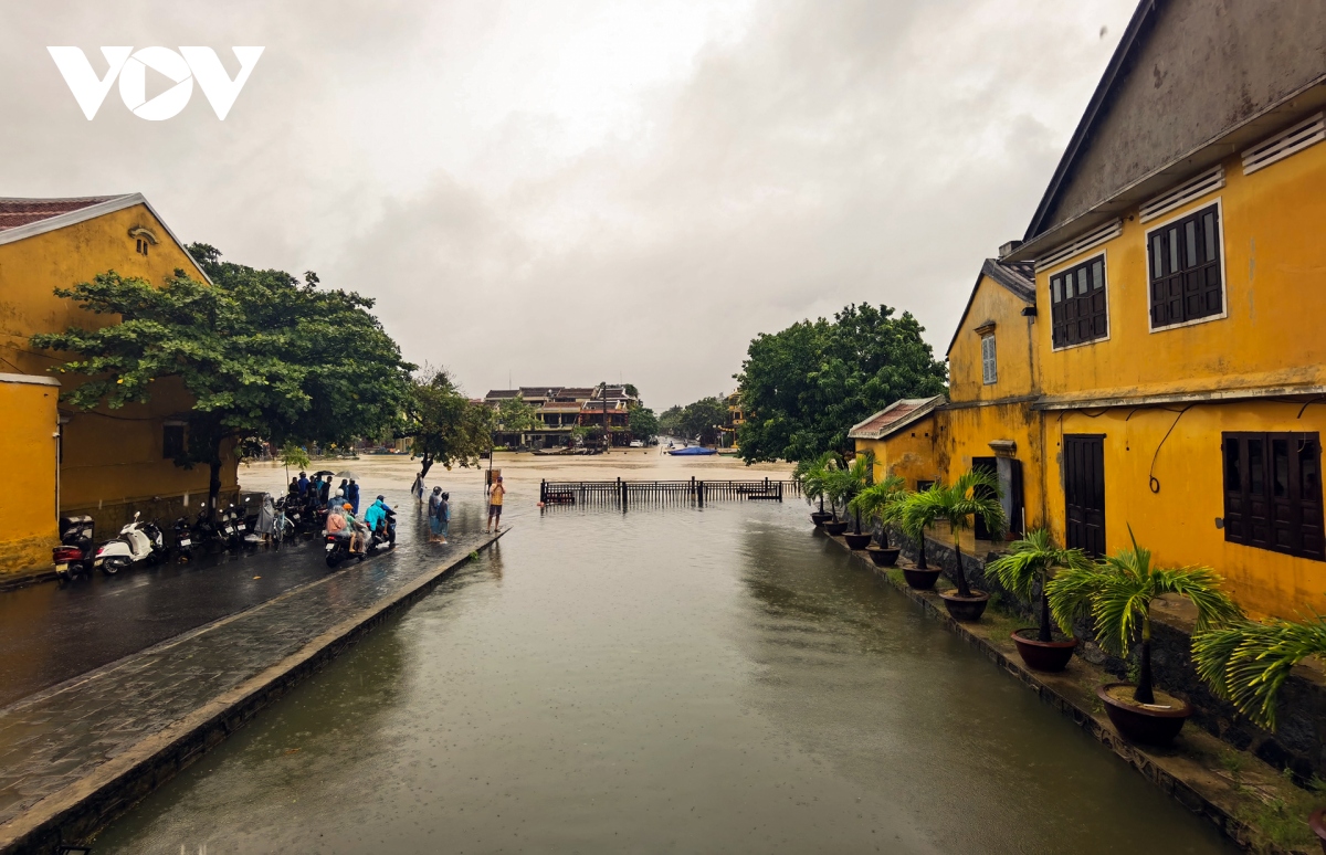 Anh nuoc song hoai dang cao khi lu tran ve, pho co hoi an bi ngap sau hinh anh 14