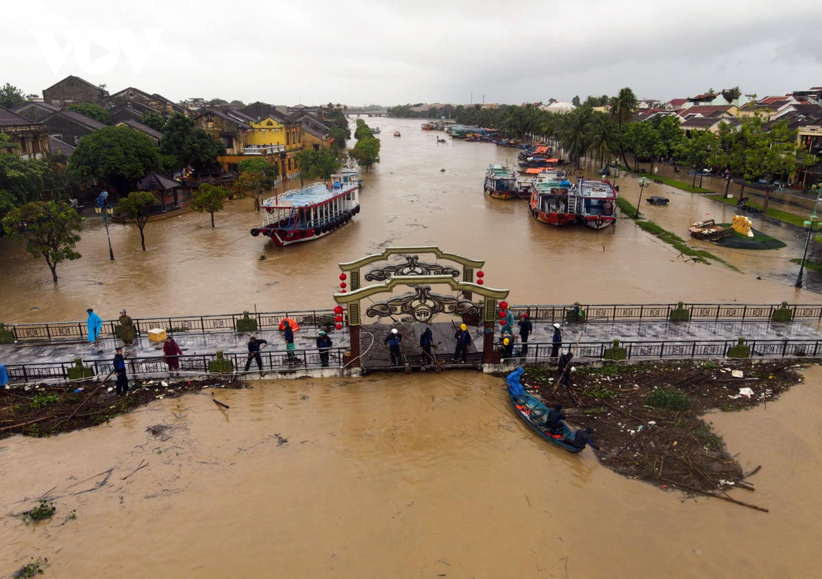 thoi tiet 10 10 mien trung tiep tuc mua to dien rong, nhieu noi ngap lut hinh anh 1